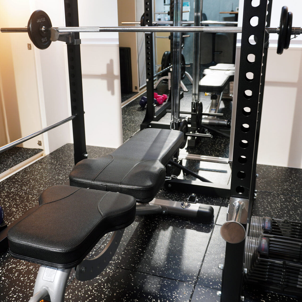 中目黒・祐天寺店_ジム内装ベンチ | FAb-fitness&beauty|恵比寿・広尾・パーソナルトレーニングジム